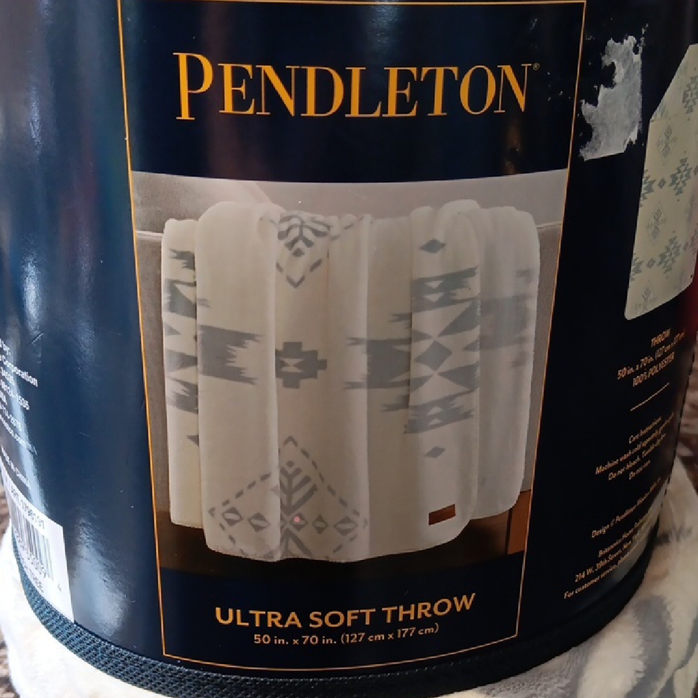 Pendleton Geometric Pattern Throw in Cream and Gray